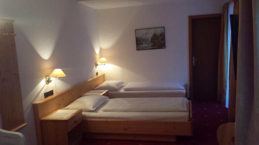 Hotel Garni Gardena - Appartments Santa Cristina Val Gardena الغرفة الصورة