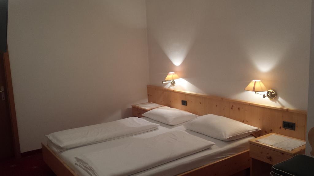 Hotel Garni Gardena - Appartments Santa Cristina Val Gardena الغرفة الصورة